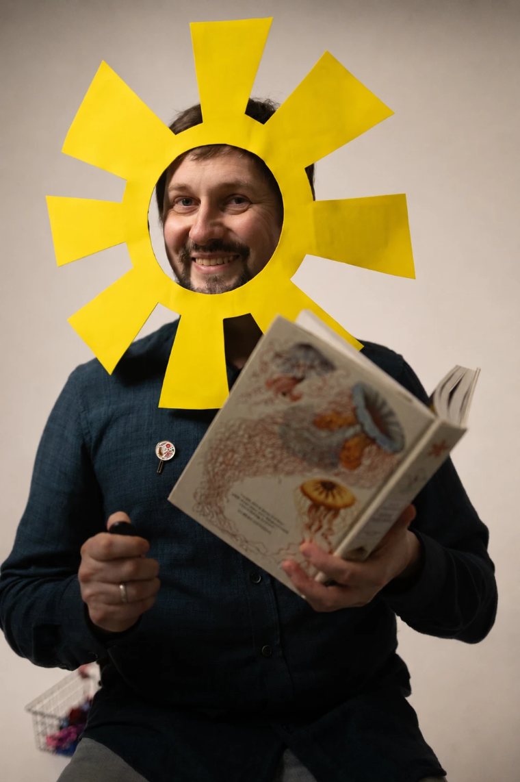 Денис Минкин с книгой